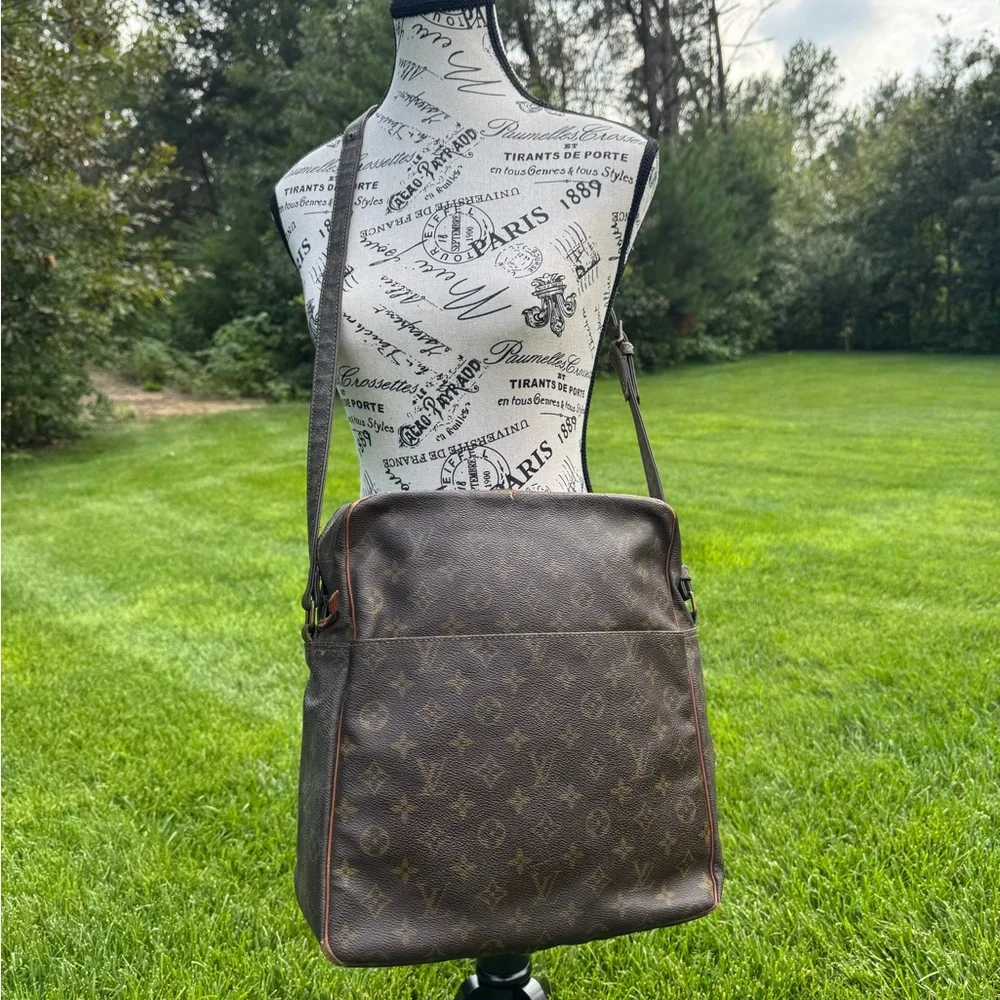 Authentic Louis Vuitton Saumur 36 Monogram Messenger Bag